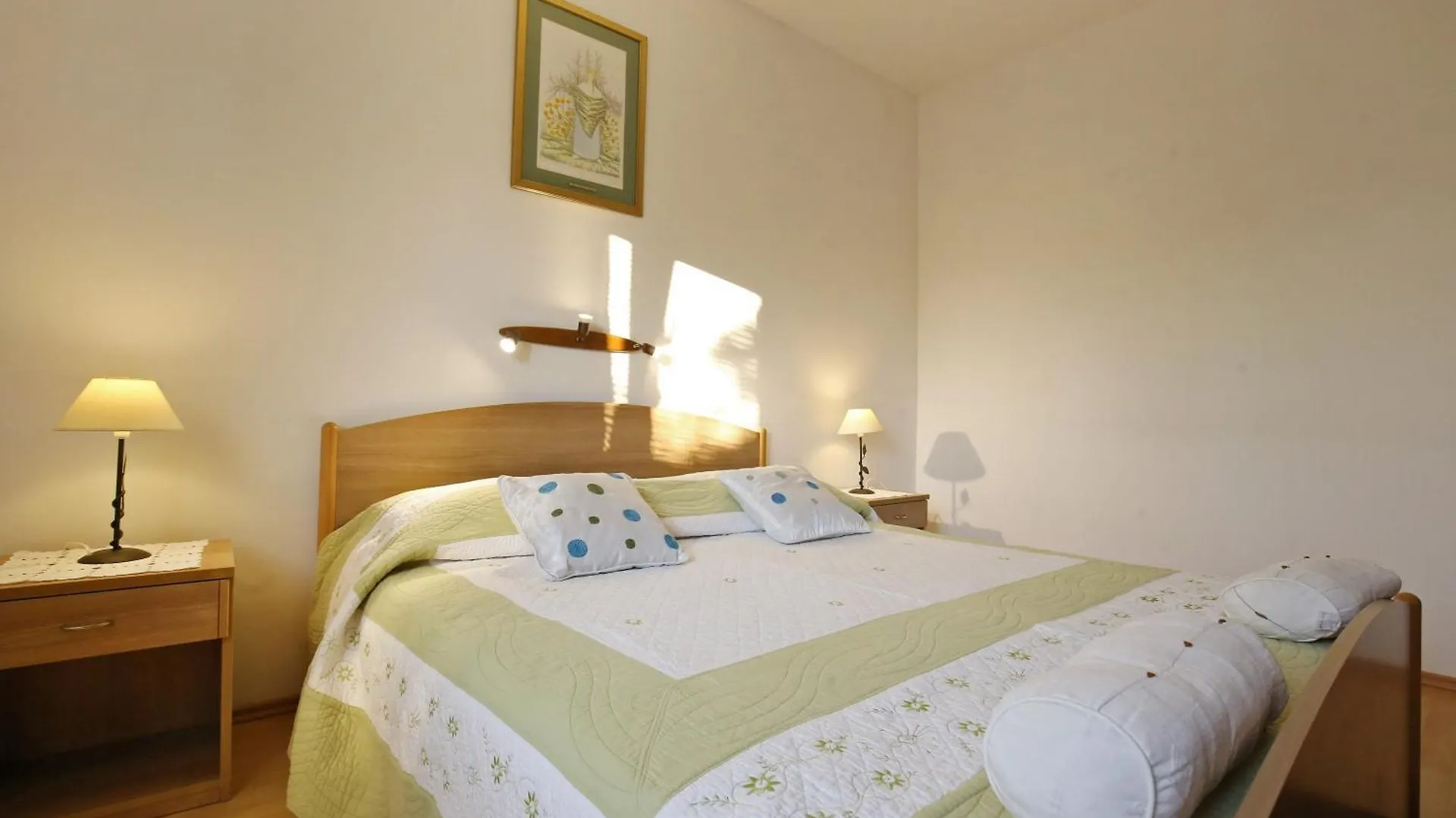 Apartments Nikaia Vir 0*,