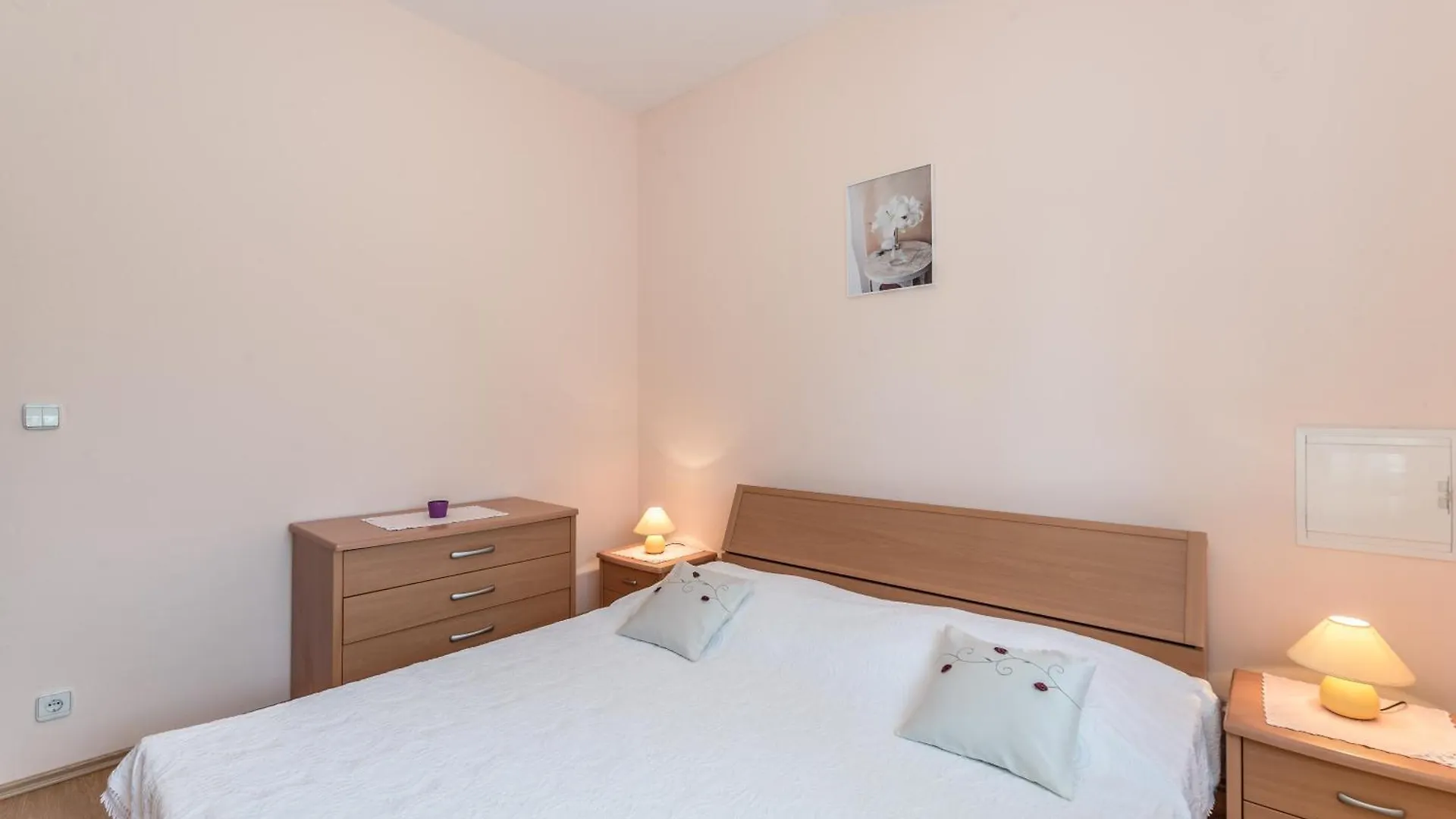 Apartments Nikaia Vir 0*,
