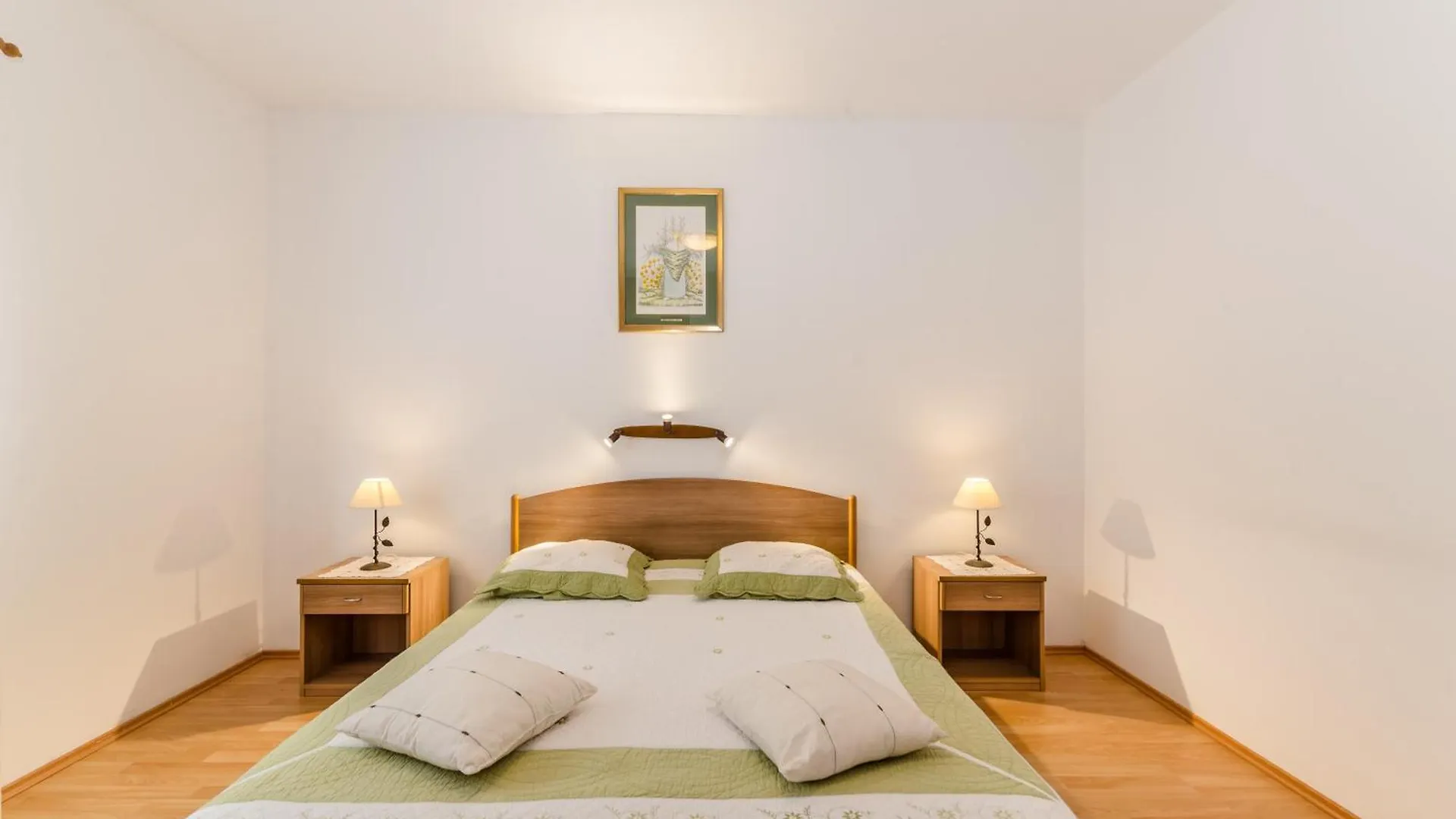 Apartments Nikaia Vir