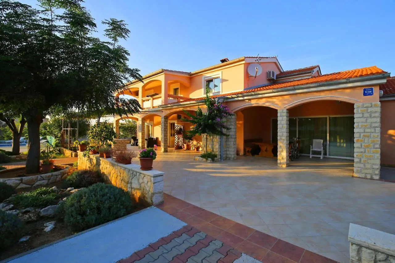 Apartments Nikaia Vir