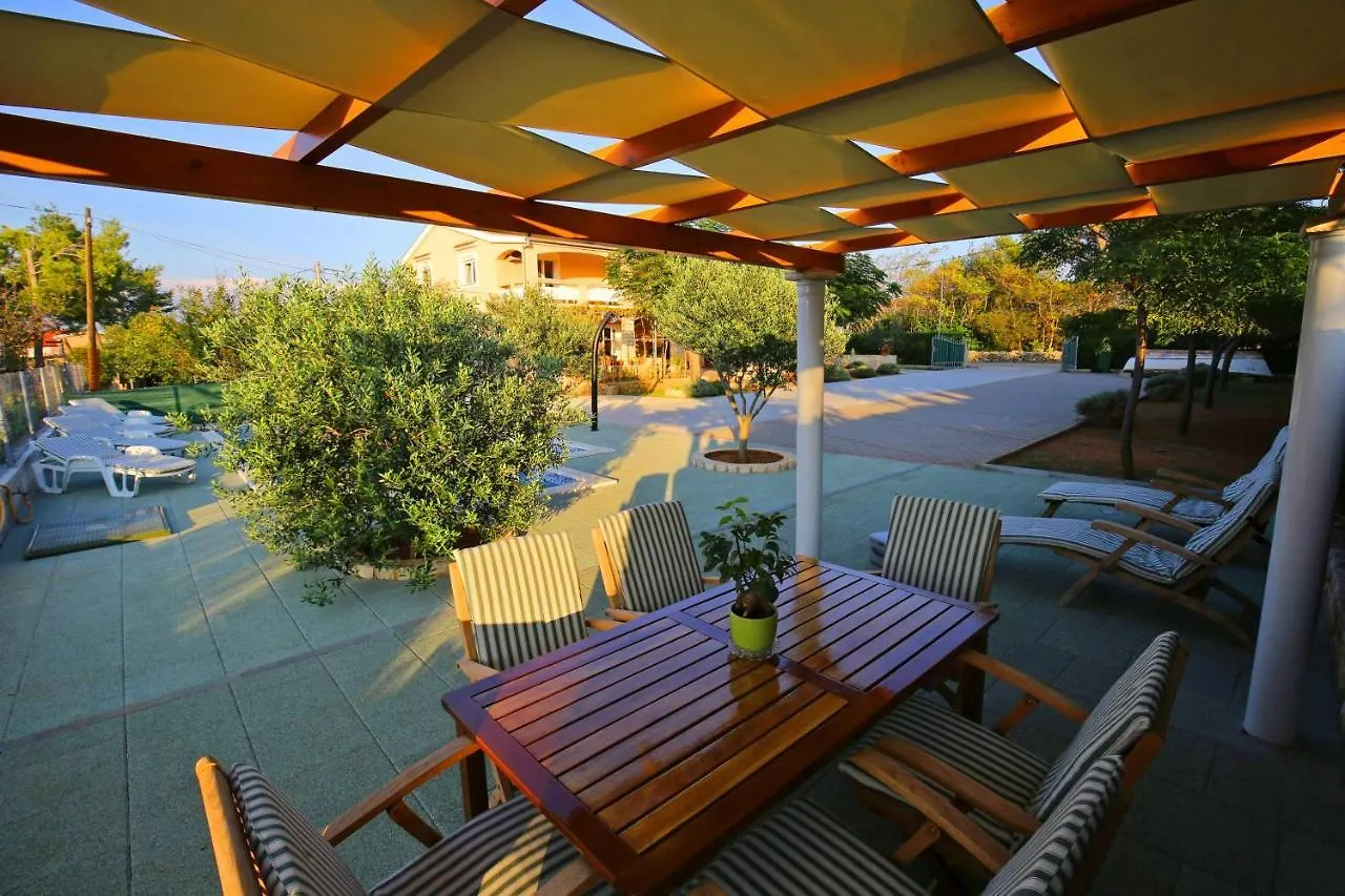 Apartments Nikaia Vir Kroatien