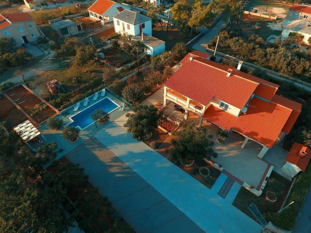Apartments Nikaia Vir Kroatien